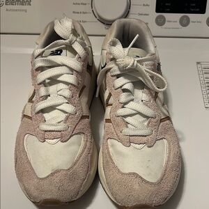 New Balance White and Pink Sneakers
